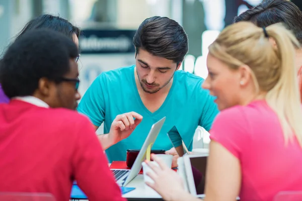 Tieners met behulp van laptop — Stockfoto