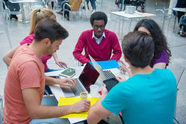 Tieners met behulp van laptop — Stockfoto