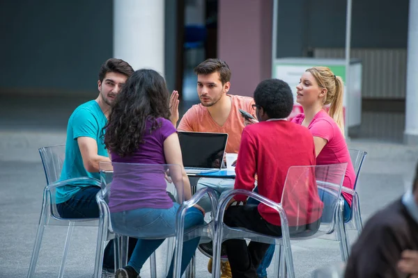 Teenagers using laptop — Stock Photo, Image