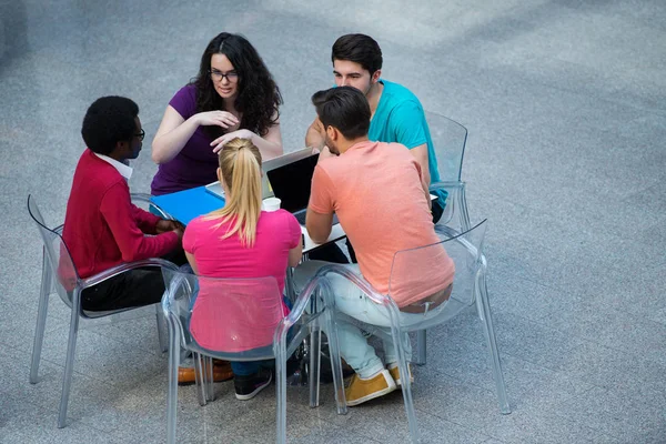 Estudiantes sentados en la mesa . —  Fotos de Stock