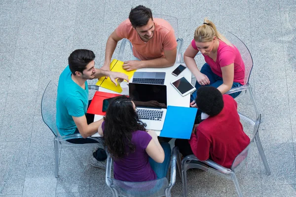 Studenten die samen studeren — Stockfoto