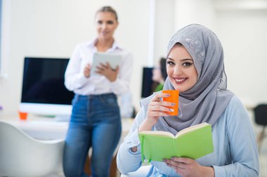 Arapça işkadını takım içinde çalışma