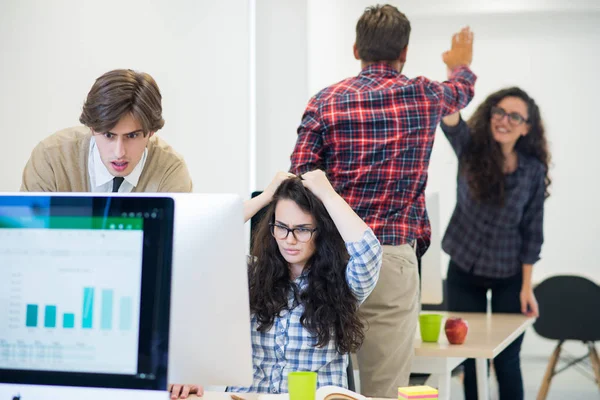 Équipe d'affaires au travail au bureau — Photo