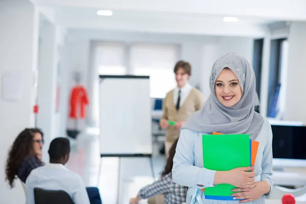 Arabská podnikatelka pracující v týmu — Stock fotografie