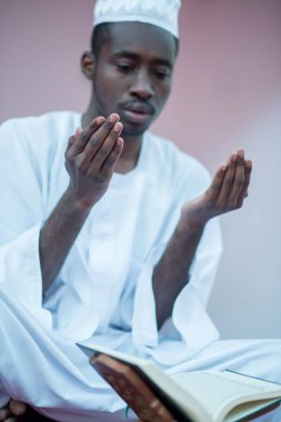 Tanrı'ya dua Afrika Müslüman erkek