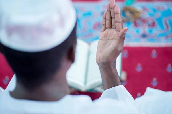 Tanrı'ya dua Afrika Müslüman erkek — Stok fotoğraf