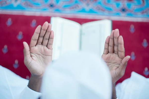 Africano homem muçulmano orando a Deus — Fotografia de Stock