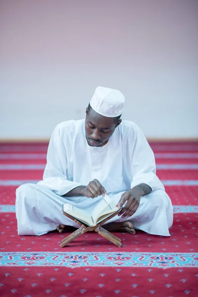 Африканский мусульманин молится Богу — стоковое фото