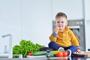 Çocuk sağlıklı sebze yemek