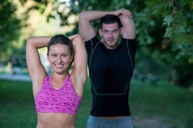 Genç çift germe egzersiz yaparak 