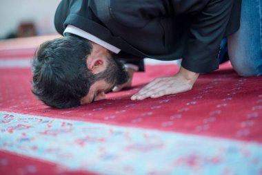 Muslim Arabic man praying clipart