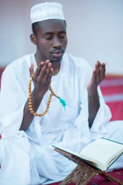 Tanrı'ya dua Afrika Müslüman erkek