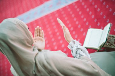 Müslüman kadın camide namaz kılıyor.