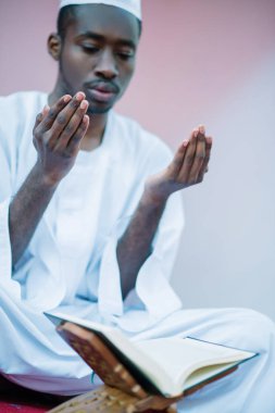 Tanrı'ya dua Afrika Müslüman erkek