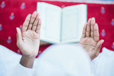 Tanrı'ya dua Afrika Müslüman erkek