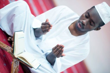 Tanrı'ya dua Afrika Müslüman erkek