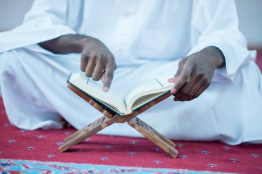 Tanrı'ya dua Afrika Müslüman erkek