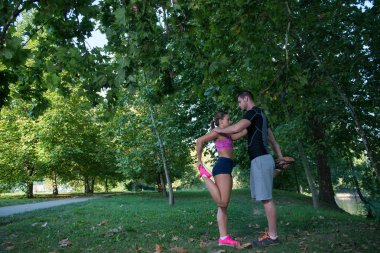 Genç çift germe egzersiz yaparak 