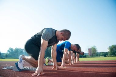 Koşucular yarış için hazırlanıyor 