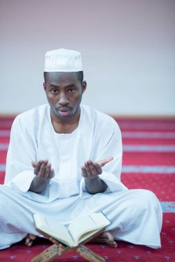 Tanrı'ya dua Afrika Müslüman erkek