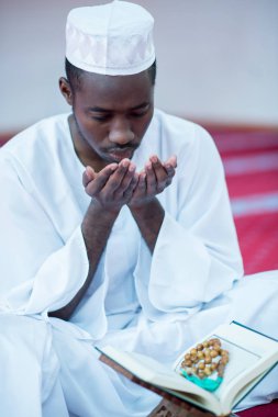 Tanrı'ya dua Afrika Müslüman erkek