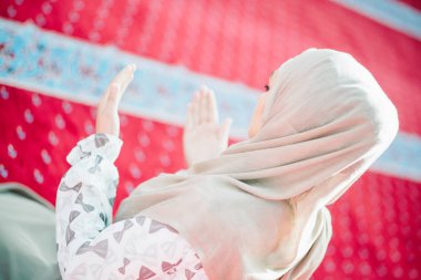 Müslüman kadın camide namaz kılıyor.