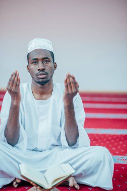 Tanrı'ya dua Afrika Müslüman erkek