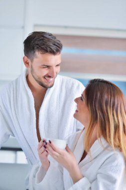 Çift mutfakta bir dizüstü bilgisayar kullanarak