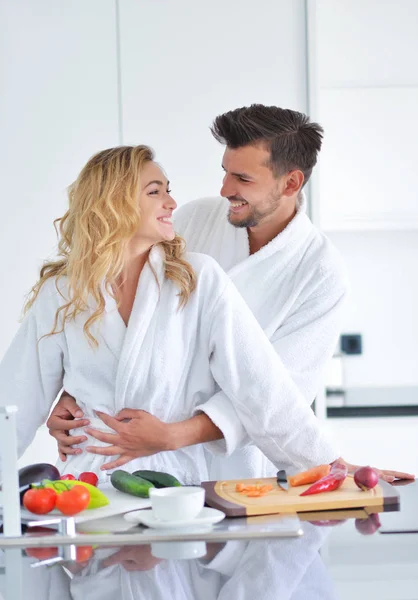 Casal feliz cozinhar café da manhã juntos — Fotografia de Stock