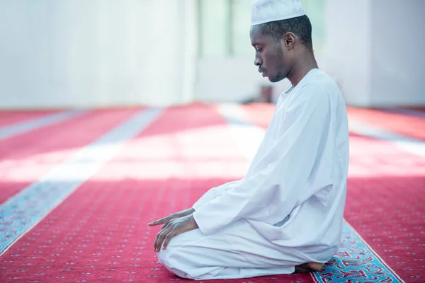 Hombre musulmán africano orando a Dios —  Fotos de Stock