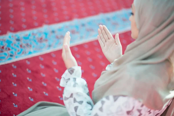 Muslim woman praying in mosque — Stock Photo, Image