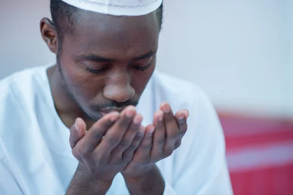Hombre musulmán africano orando a Dios — Foto de Stock