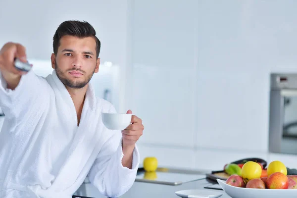 魅力的な男はコーヒーを飲む — ストック写真