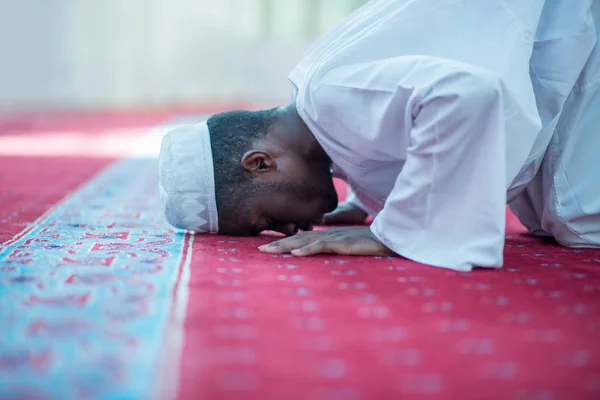 Manusia Muslim Afrika Berdoa kepada Allah — Stok Foto