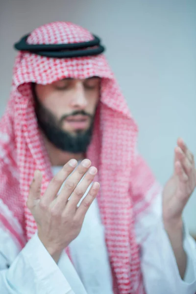 Muslimska arabiska man be — Stockfoto