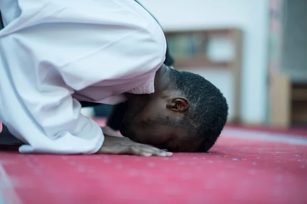 Dos musulmanes religiosos rezando — Foto de Stock