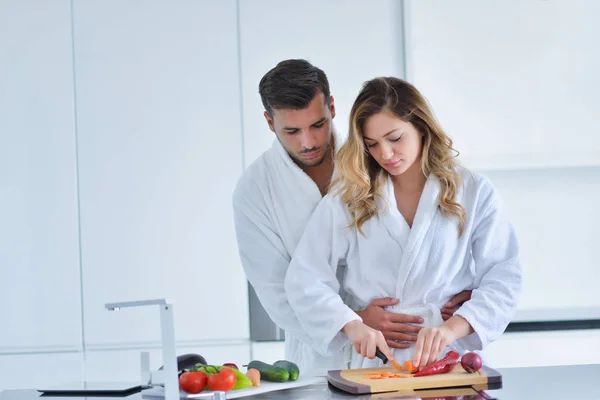 Feliz pareja cocinando el desayuno juntos — Foto de Stock