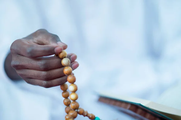 아프리카 무슬림 남자 하나님께 기도 — 스톡 사진