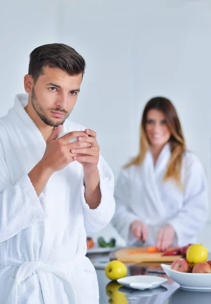 Pareja cocinando el desayuno en la cocina — Foto de Stock