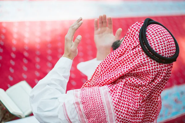 Muslim Arab manusia berdoa — Stok Foto
