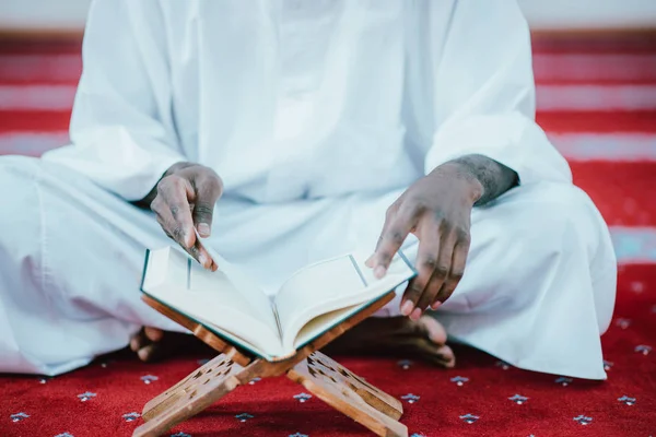 Africano homem muçulmano orando a Deus — Fotografia de Stock