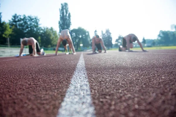 Atletismo masculino corredores na linha de partida sem camisas . — Fotografia de Stock