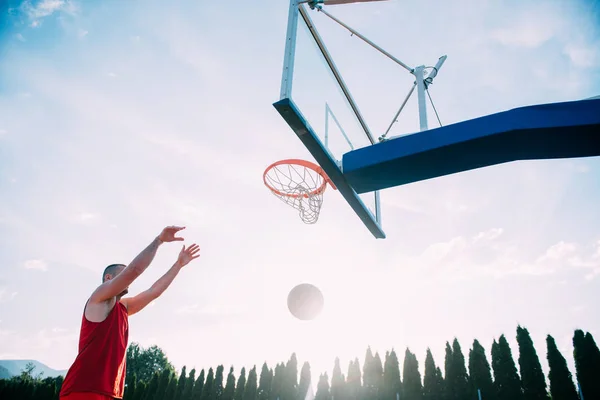 Hombre haciendo un fantástico slam dunk — Foto de Stock