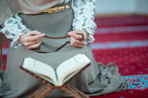 Müslüman kadın camide namaz kılıyor. — Stok fotoğraf