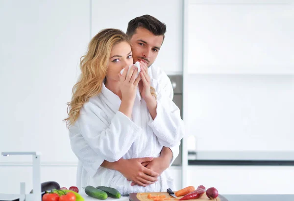 Casal feliz cozinhar café da manhã juntos — Fotografia de Stock