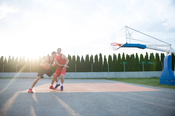 Dos jugadores de baloncesto en la cancha — Foto de Stock