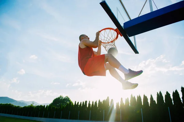 Hombre haciendo un fantástico slam dunk — Foto de Stock