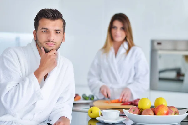 Pareja cocinando el desayuno en la cocina — Foto de Stock