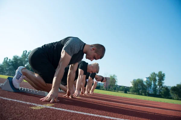 Corredores preparándose para la carrera — Foto de Stock