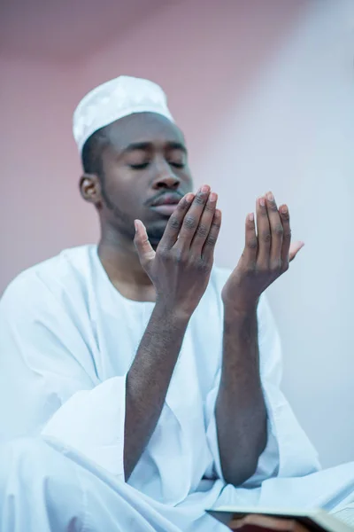 Africano homem muçulmano orando a Deus — Fotografia de Stock